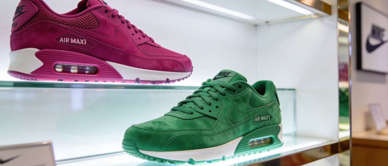 Nike Air Max 90 in Magenta und Air Max 1 in Grün im Schuhregal